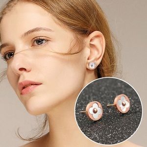 2/$20🔥Rose gold titanium steel clover shell stud earring